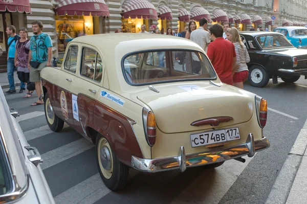 Old car Moskvich-407 on retro rally Gorkyclassic in the Parking lot near Gum Department store, Moscow, side view — Stock Photo, Image