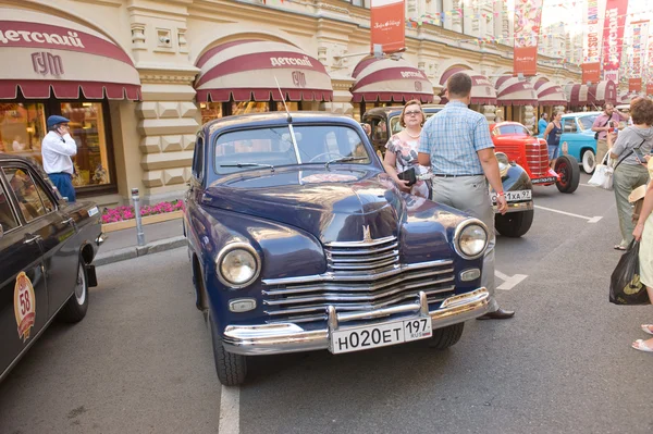 Советский синий автомобиль ГАЗ-М20 "Победа" ретро-ралли Gorkyclassic на парковке возле универмага Gum, Москва — стоковое фото