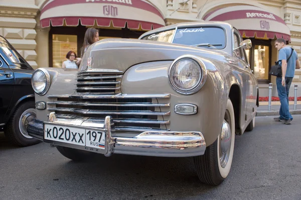 Soviet retro car GAZ-M20 "Pobeda" retro rally Gorkyclassic in the Parking lot near Gum Department store, Moscow, front view — Stock Photo, Image