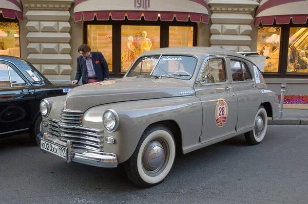 Retro samochodu gaz-m20 "Pobieda" retro rajd gorkyclassic na parkingu w pobliżu guma sklepie, Moskwa, widok z boku — Zdjęcie stockowe
