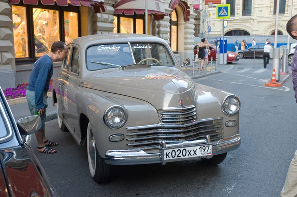 Retro bil gaz-m20 "pobeda" retro rally gorkyclassic på parkeringen nära tuggummi varuhus, Moskva, framifrån — Stockfoto