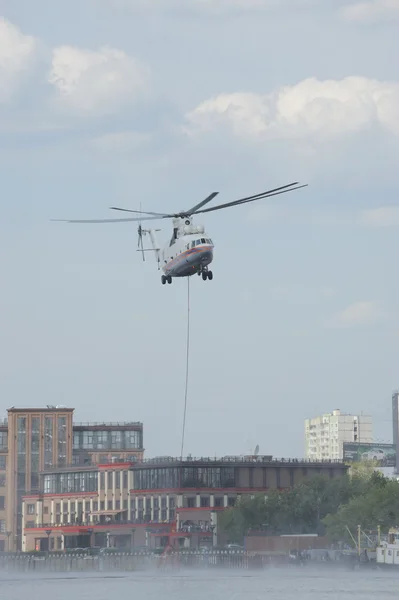 Fire helicopter Mi-26  takes water into the Khimki reservoir for fire fighting on Korovinskoe shosse, Moscow — Stock Photo, Image