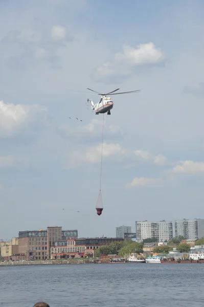 Fire helicopter Mi-26 over the Khimki reservoir flies to extinguish the fire on Korovinskoe shosse, Moscow — Stock Photo, Image