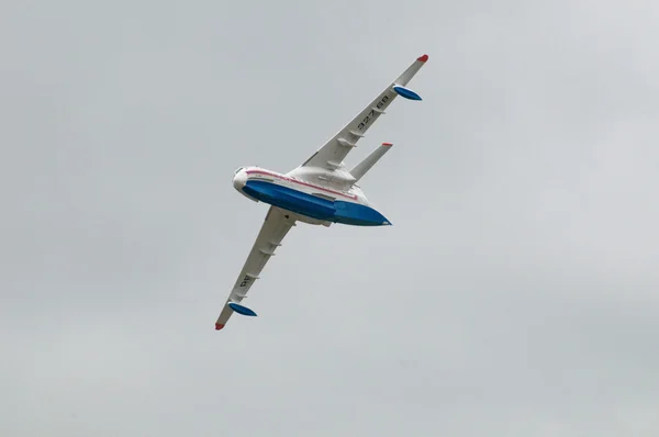 Flug des russischen Rettungsflugzeugs mes be-200es amphibisches Flugzeug auf dem internationalen Luft- und Raumfahrtsalon (maks) am 21. August 2009 in Schukowski, Russland — Stockfoto