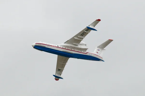 Vuelo del avión de rescate ruso MES BE-200ES avión anfibio en el Salón Internacional de Aviación y Espacio (MAKS) el 21 de agosto de 2009 en Zhukovsky, Rusia — Foto de Stock