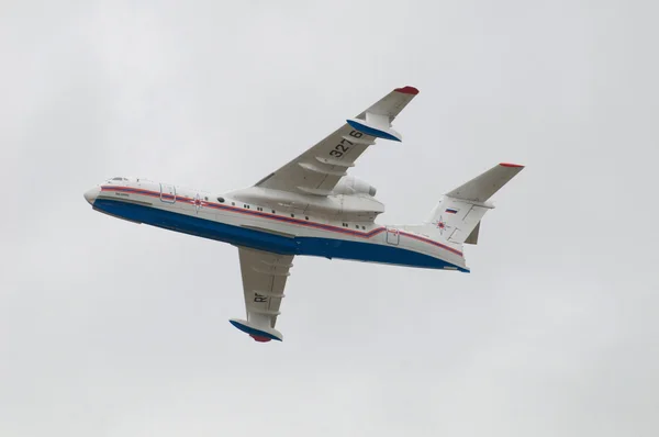ロシアの救助の航空機 mes - 200es 水陸両用航空機の国際航空およびスペース サロン (mak) で 8 月 21 日に飛行ロシア ジュコーフ スキーで 2009 年 ストック写真