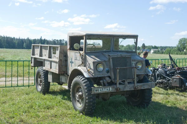 Le 3e forum international "Guerre des moteurs", voiture rétro américaine Ford F60L Canada — Photo