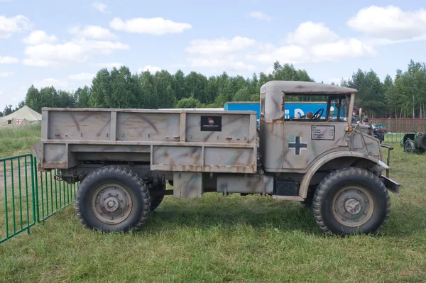 3 mezinárodní fórum "motory válka", americký vojenský retro vozu ford f60l Kanada, boční pohled — Stock fotografie