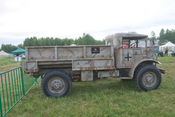 Il terzo forum internazionale "Motori guerra", militare auto retrò Ford F60L Canada — Foto Stock