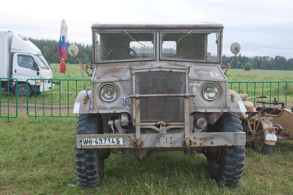 III międzynarodowe forum "silniki wojny", amerykański retro samochodów ford f60l Kanada, widok z przodu — Zdjęcie stockowe