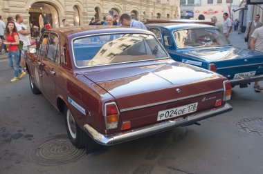 Kırmızı retro Otomobil gaz-24 