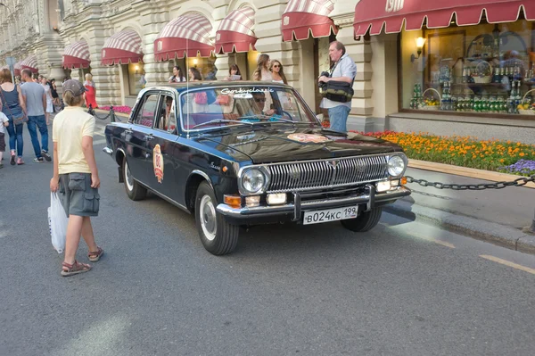 Sowjetisches retro schwarzes Auto "Wolga" gaz-24 auf Retro-Rallye gorkyclassic in der Nähe von Kaugummi-Kaufhaus, Moskau — Stockfoto