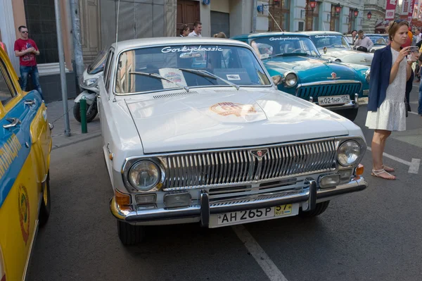 Советский белый автомобиль ГАЗ-24 "Волга" ретро ралли Gorkyclassic о Gum, Москва, вид спереди — стоковое фото