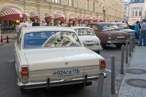 苏联的白色小汽车 gaz 24"伏尔加"复古拉力赛 gorkyclassic 关于口香糖，莫斯科，后方的看法 — 图库照片