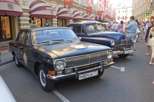 Советский ретро черный автомобиль "Волга" ГАЗ-24 на ретро-ралли Gorkyclassic возле универмага Gum, Москва — стоковое фото