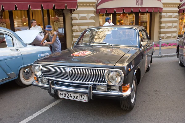 Советский ретро черный автомобиль "Волга" ГАЗ-24 на ретро-ралли Gorkyclassic о Gum, Москва, вид спереди — стоковое фото