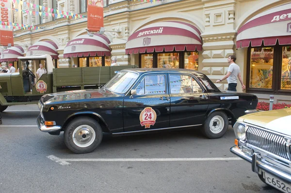 Voiture noire rétro soviétique "Volga" GAZ-24 sur le rallye rétro Gorkyclassic sur Gum, Moscou, vue de côté — Photo