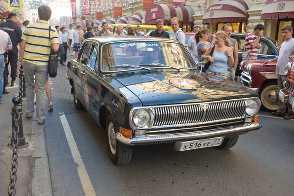 Mașina neagră sovietică "Volga" GAZ-24 la raliul retro Gorkyclassic lângă magazinul Departamentului de Gumă, Moscova — Fotografie, imagine de stoc