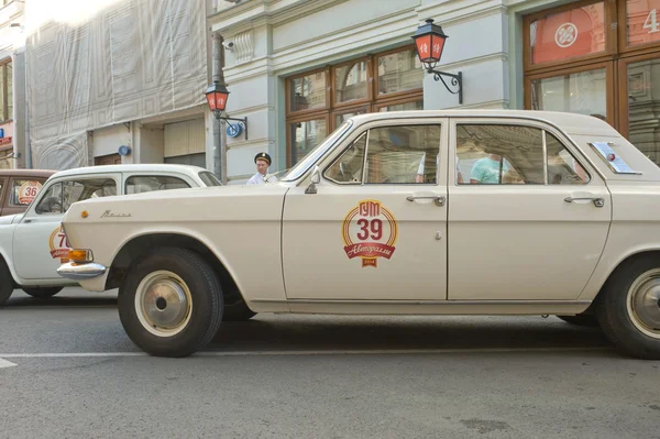 Sovjet-Unie retro gaz-24 "Wolga" retro rally gorkyclassic op de parkeerplaats in de buurt van gom warenhuis, Moskou, zijaanzicht — Stockfoto