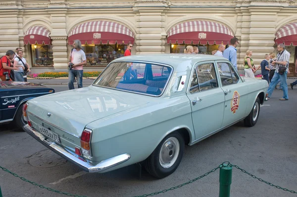 Soviet retro GAZ-24 "Volga" retro rally Gorkyclassic en el estacionamiento cerca de Gum Department store, Moscú, vista lateral —  Fotos de Stock