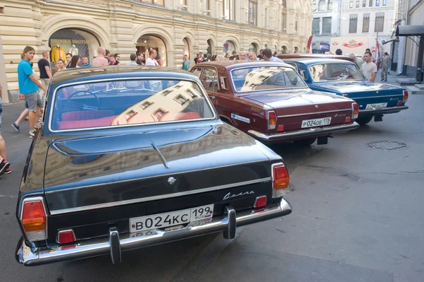 Tres coches retro soviéticos GAZ-24 "Volga" rally retro Gorkyclassic en el estacionamiento cerca de Gum Department store, Moscú, vista trasera —  Fotos de Stock