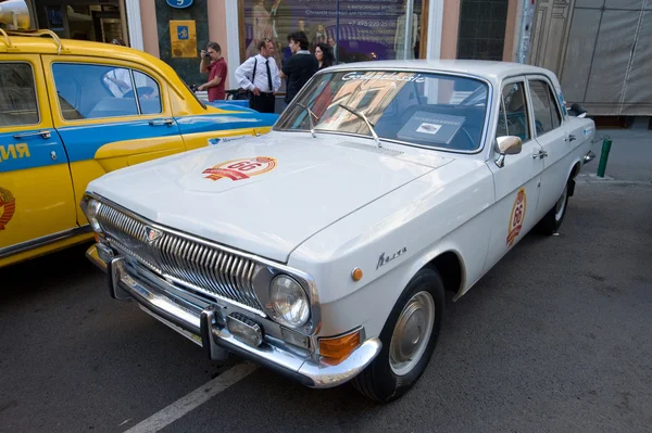 Vit bil gaz-24 "volga" retro rally gorkyclassic på parkeringen nära tuggummi varuhus, Moskva, framifrån — Stockfoto