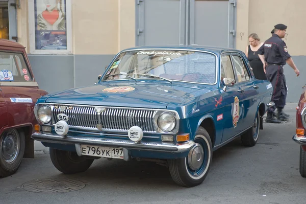 Radziecki niebieski retro gaz-24 "Wołga" retro rajd gorkyclassic o guma, Moskwa, widok z przodu — Zdjęcie stockowe