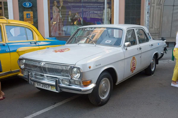 White car GAZ-24 "Volga" retro rally Gorkyclassic in the Parking lot near Gum Department store, Moscow — Stock Photo, Image