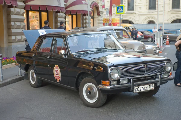 Soviet black retro GAZ-24 "Volga" retro rally Gorkyclassic about Gum, Moscow, front view — Stock Photo, Image