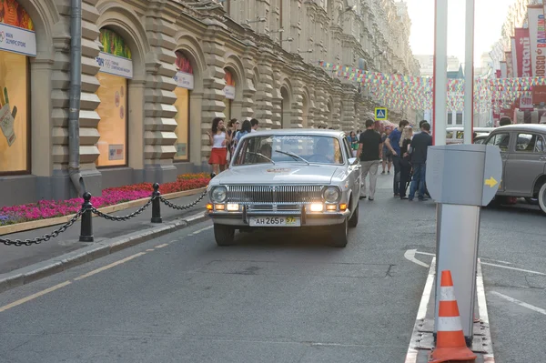 Rétro soviétique GAZ-24 "Volga" rallye rétro Gorkyclassic en mouvement autour du grand magasin Gum, Moscou — Photo