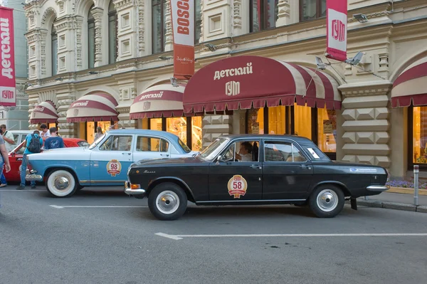 Carros retro soviéticos GAZ-24 e GAZ-21 "Volga" no rali retro Gorkyclassic no estacionamento perto da loja de departamento de goma, Moscou, vista lateral — Fotografia de Stock