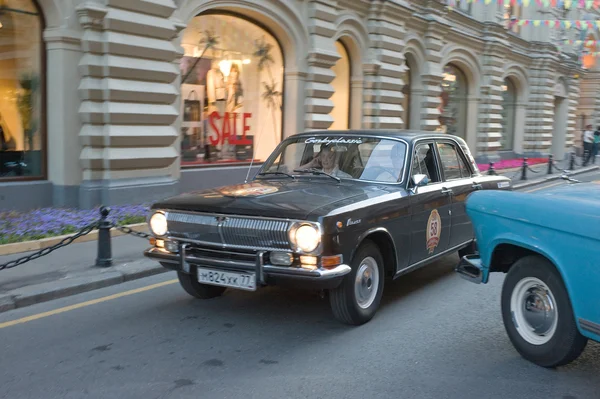 Radziecki czarny samochód gaz-24 "Wołga" retro rajd gorkyclassic w ruchu wokół dziąseł, Moskwa — Zdjęcie stockowe