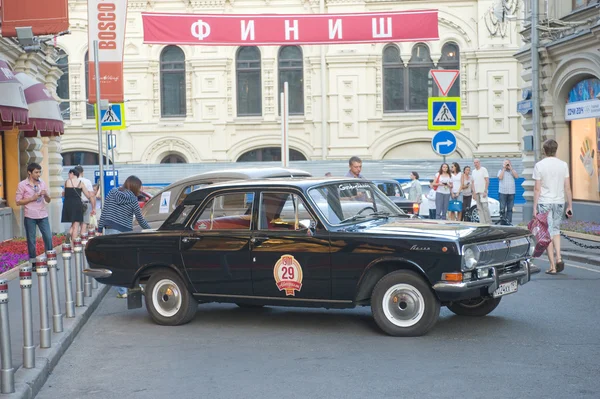 Auto nera sovietica GAZ-24 "Volga" circa il traguardo sul rally retrò Gorkyclassic vicino al grande magazzino Gum, Mosca — Foto Stock