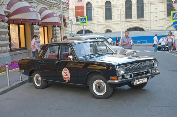 Sovětské černé auto gaz-24 "Volha" retro rallye gorkyclassic poblíž domu GUM, Moskva — Stock fotografie