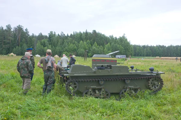 3. internationella forumet "motorer war, sovjetiska ljus spaningsstridsvagn t-38, sida Visa — Stockfoto