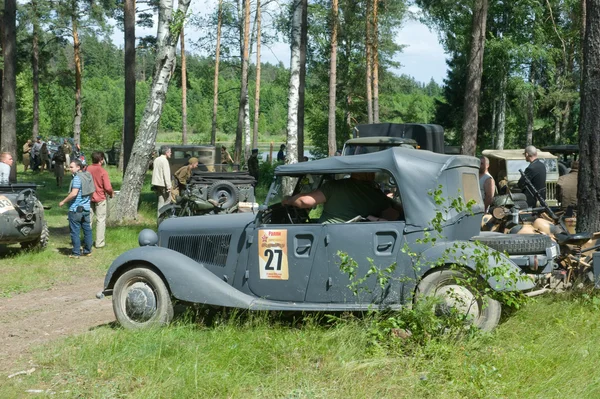 Niemiecki samochód mercedes 170vk polizei, III międzynarodowe forum "machin wojennych" w pobliżu miasta chernogolovka, moscow region, boczny widok — Zdjęcie stockowe