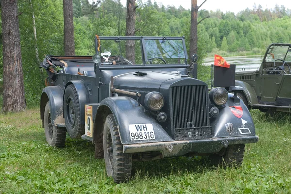 Alemán coche retro Horch-901 en el 3er foro internacional de "Motores de guerra" cerca de la ciudad de Chernogolovka, Moscú región, vista frontal —  Fotos de Stock