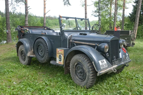 Niemiecki samochód retro horch-901 w 3 międzynarodowe forum "machin wojennych" w pobliżu miasta chernogolovka, widok z przodu — Zdjęcie stockowe