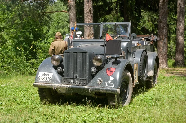 Немецкий автомобиль Хорх-901 на III Международном форуме "Двигатели войны" возле города Черноголовка Московской области, вид спереди — стоковое фото