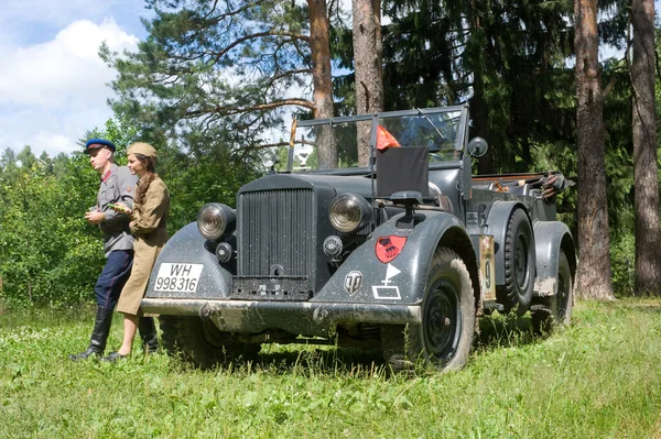 Немецкий автомобиль Хорх-901 на III Международном форуме "Двигатели войны" возле города Черноголовка, вид спереди — стоковое фото