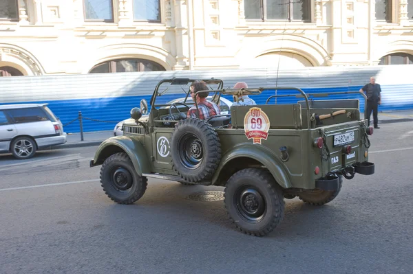 Soviet retro GAZ-69 en el rally retro Gorkyclassic sobre Gum, Moscú — Foto de Stock