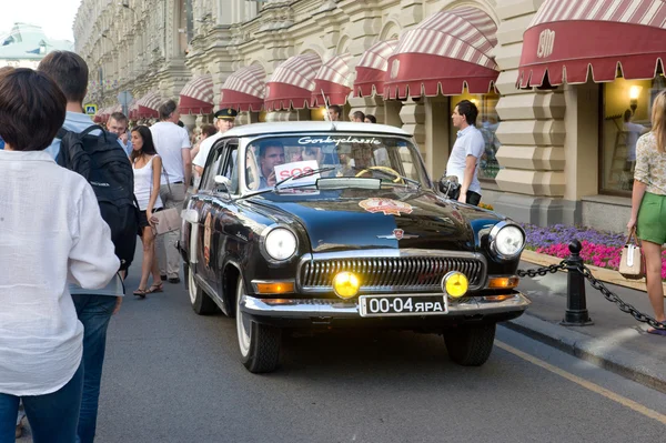 Radzieckich retro czarny samochód "Wołga" gaz-21 w ruchu na gorkyclassic retro rajd o guma, Moskwa, widok z przodu — Zdjęcie stockowe