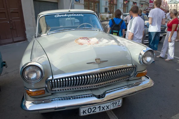 Auto retrò sovietica "Volga" GAZ-21 rally retrò Gorkyclassic su gomma, Mosca, vista frontale — Foto Stock