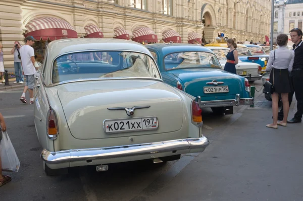 Soviet coche retro beige "Volga" GAZ-21 rally retro Gorkyclassic sobre goma, Moscú, vista trasera —  Fotos de Stock