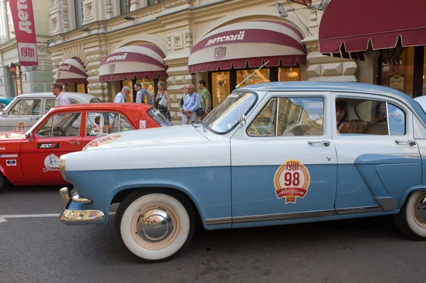 Szovjet retro kéttónusú "volga" gaz-21 első széria a retro rally gorkyclassic a gumi, Moszkva, oldalnézetből — Stock Fotó