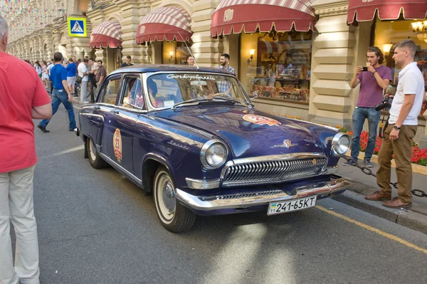 苏联的复古的明亮的蓝色的车"伏尔加"嘎斯-21 复古拉力赛 gorkyclassic gum 百货商店，莫斯科附近 — 图库照片