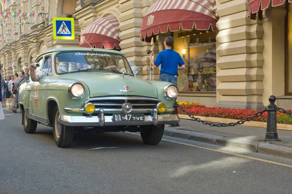 Auto retrò verde sovietica "Volga" GAZ-21 prima serie sul rally retrò Gorkyclassic su gomma, Mosca, vista frontale — Foto Stock