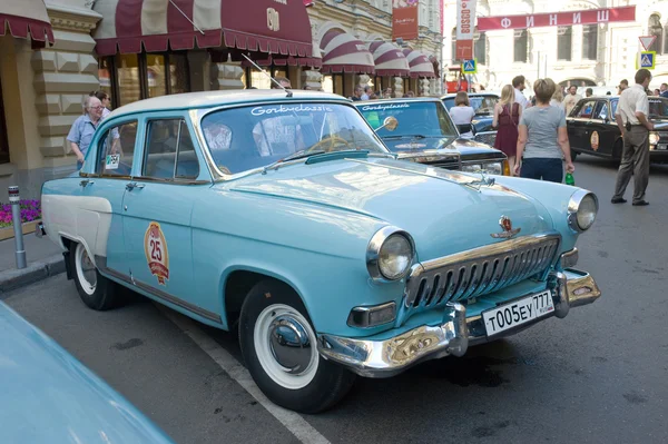 Voiture bleue brillante rétro soviétique "Volga" GAZ-21 rallye rétro Gorkyclassic dans le parking près du grand magasin Gum, Moscou — Photo