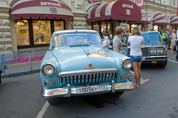 Coche soviético azul brillante "Volga" GAZ-21 retro rally Gorkyclassic en el estacionamiento cerca de Gum Department store, Moscú, vista frontal — Foto de Stock