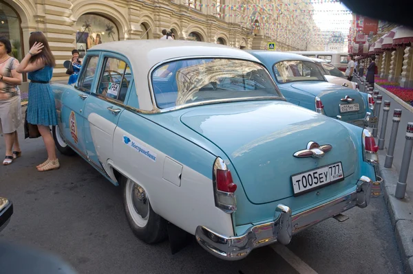 Het aantal Sovjet-retro auto "Wolga" gaz-21 retro rally gorkyclassic over het tandvlees is gebroken, Moskou, achteraanzicht — Stockfoto